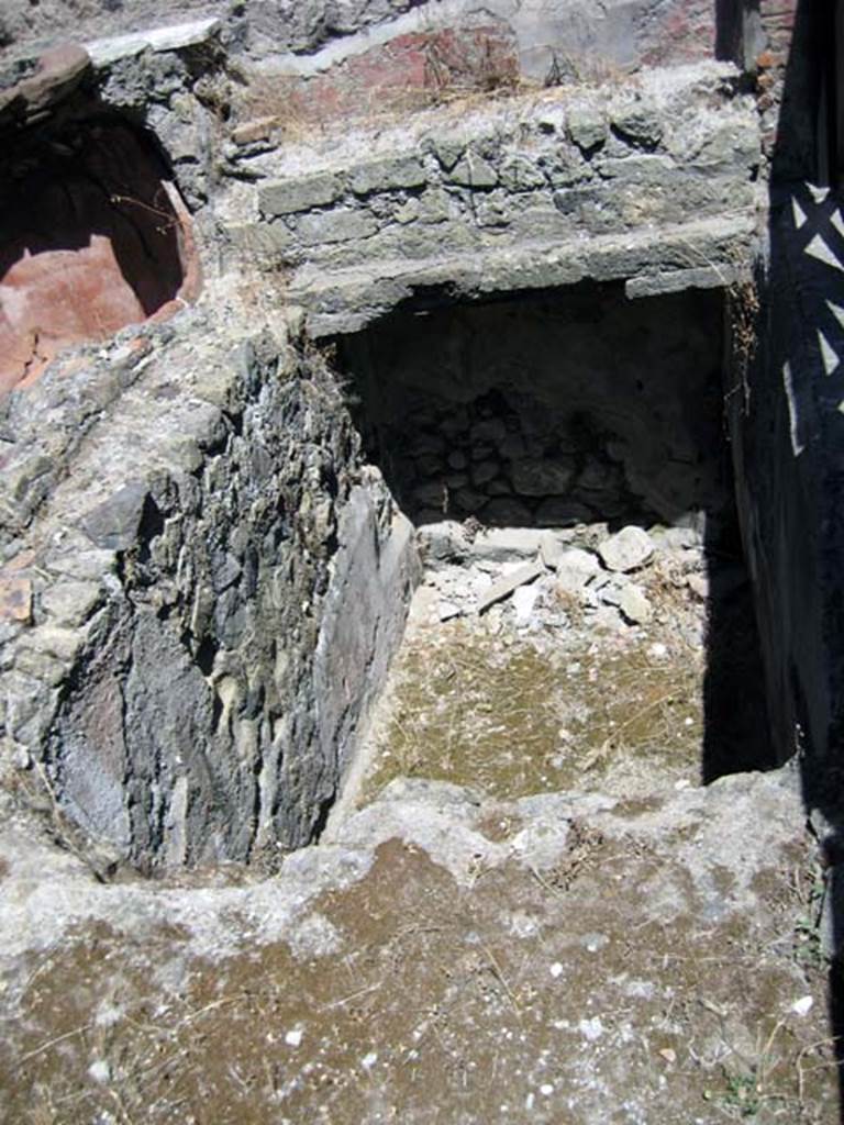 VI.19, Herculaneum, June 2011. Area in north-west corner of bar, near entrance doorway. Photo courtesy of Sera Baker.